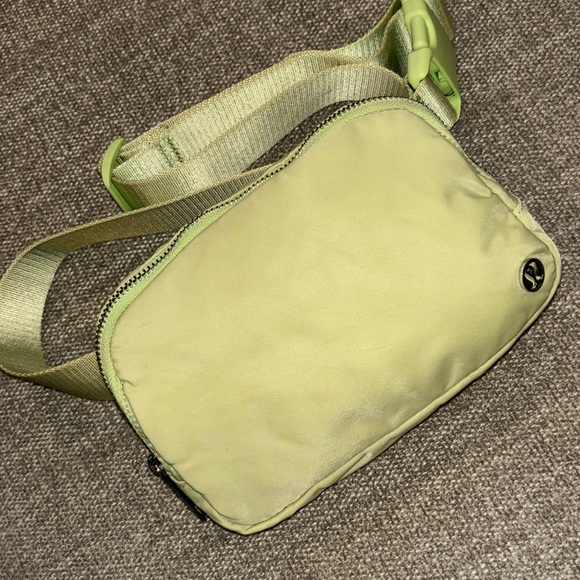 ✨LULULEMON Lime Everywhere Belt Bag - Picture 2 of 10